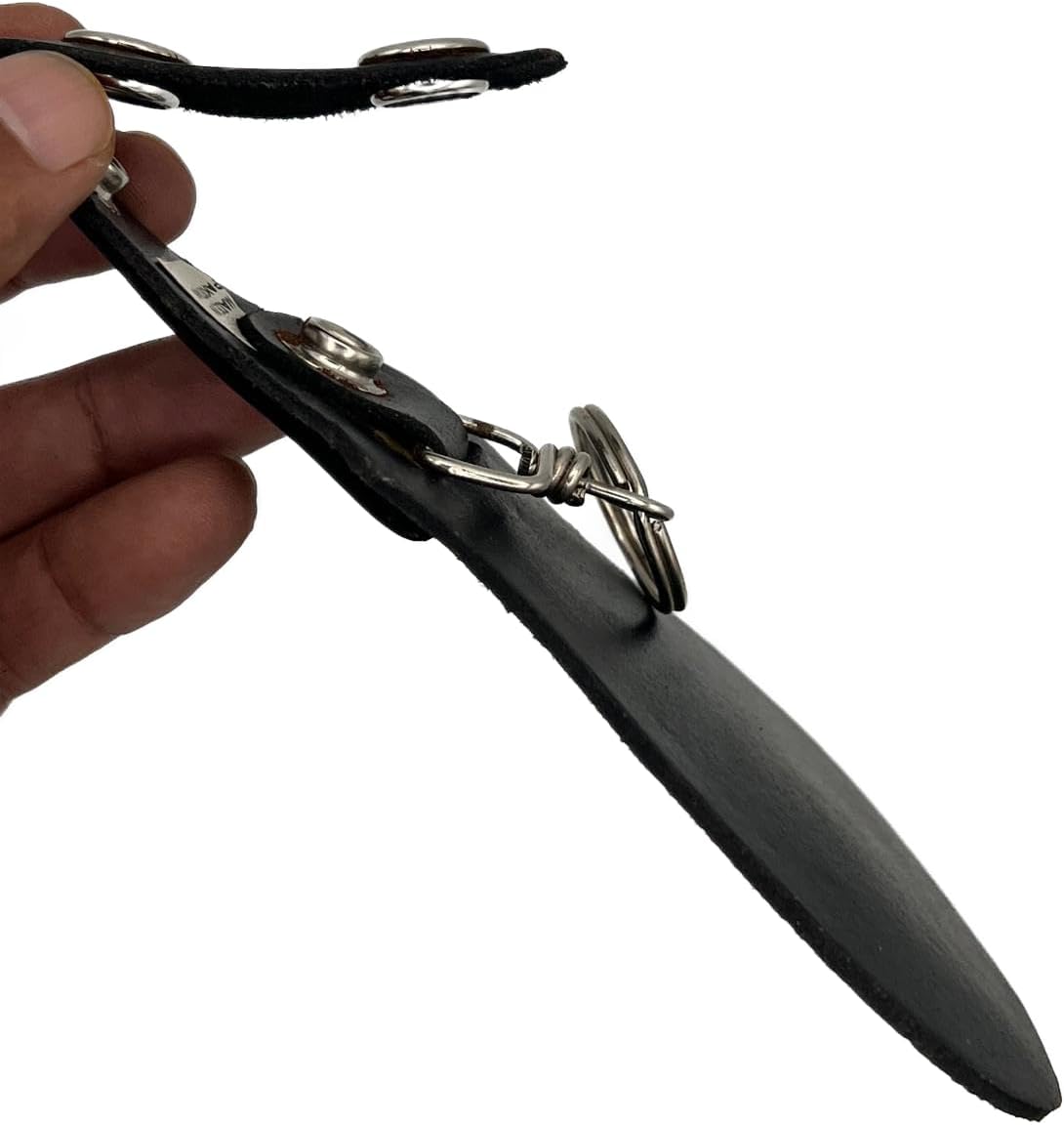 Black leather guitar-shaped keychain, a stylish car key accessory designed for music lovers and musicians. Features a sleek leather finish with a durable metal ring, perfect for holding car keys, house keys, or as a unique gift for guitar enthusiasts.